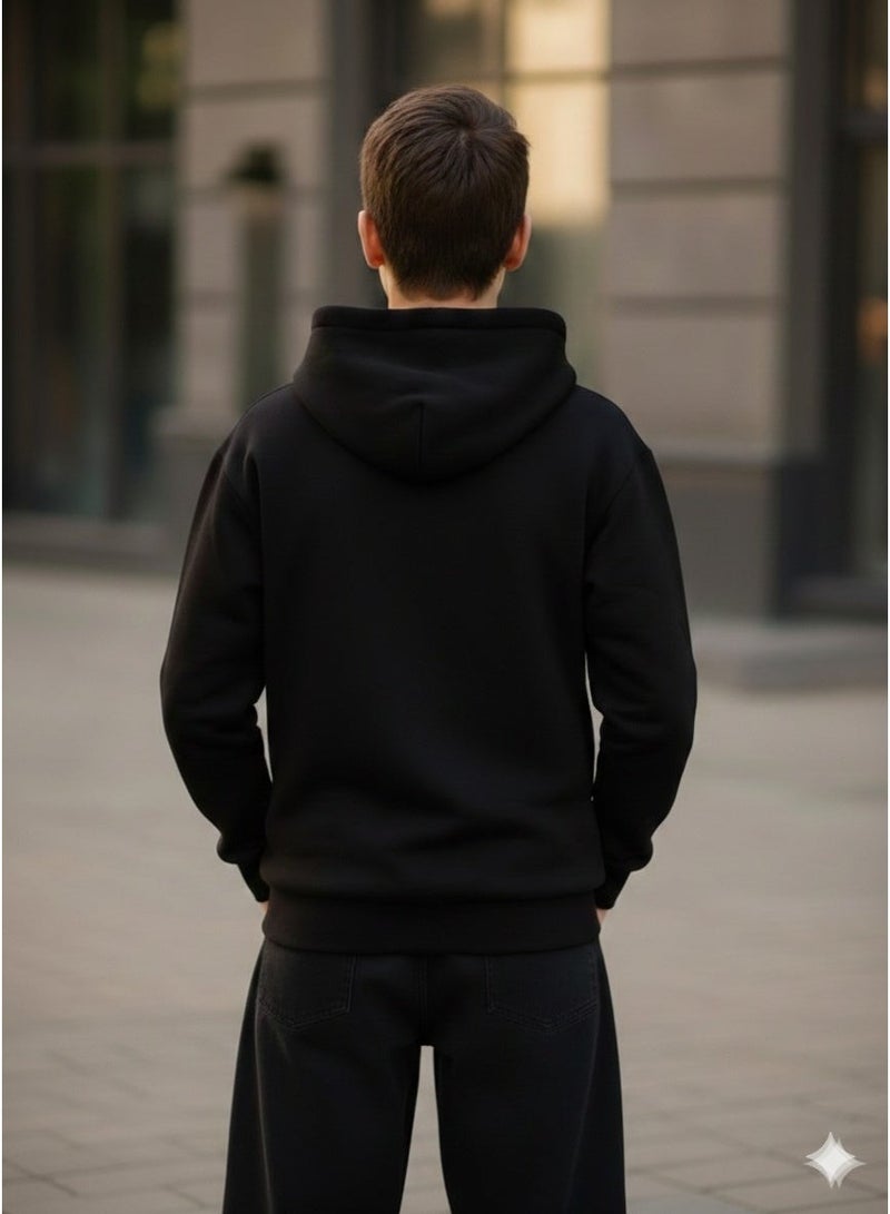 هودي أولادي اسود بطباعة ترندي بتصميم مريح وعملي للارتداء اليومي سويت شيرت أولادي بكابيشو واسع لإطلالة كاجوال مريحة كود 4031 - Image 2